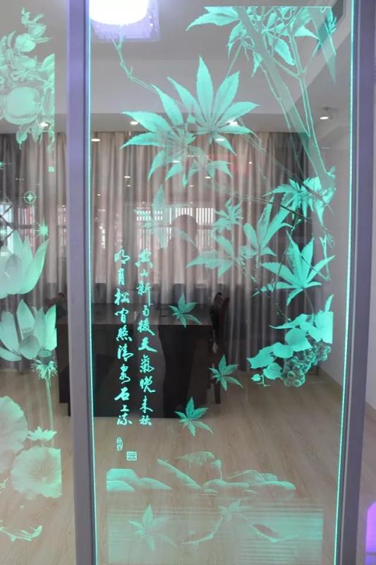 明鴻玻璃之內(nèi)雕變光玻璃