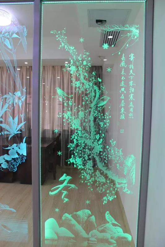 明鴻玻璃之內(nèi)雕變光玻璃