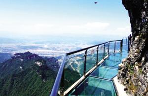 雙層夾膠玻璃搭建的棧道