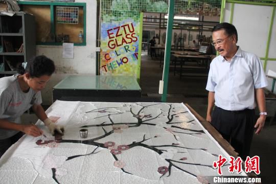 葉晟源在工廠親自指導(dǎo)工人用彩色玻璃精細(xì)貼畫(huà)中國(guó)梅花 葉晟源在工廠親自指導(dǎo)工人用彩色玻璃精細(xì)貼畫(huà)中國(guó)梅花