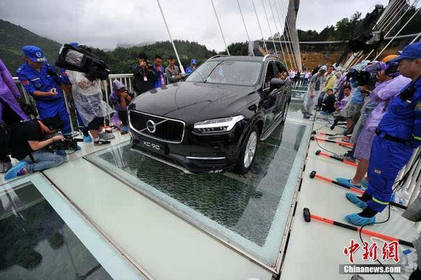 夾膠鋼化玻璃可以承受汽車的重量 夾膠鋼化玻璃可以承受汽車的重量