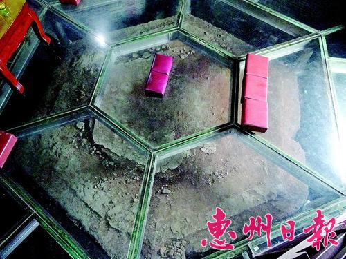 鋼化玻璃“鎖”住300歲塔基 鋼化玻璃“鎖”住300歲塔基