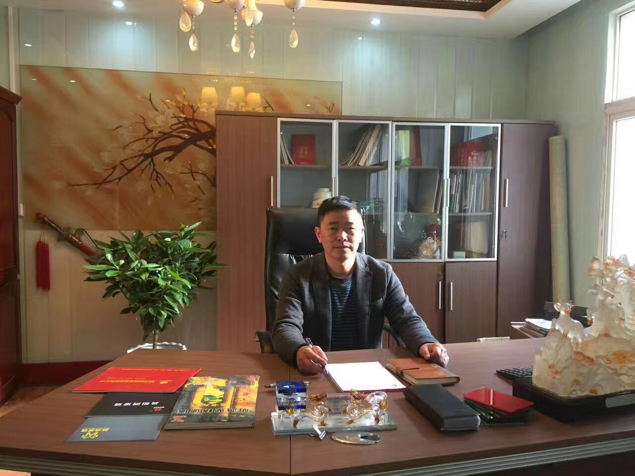 武漢鑫明鴻玻璃老板王總 武漢鑫明鴻玻璃老板王總